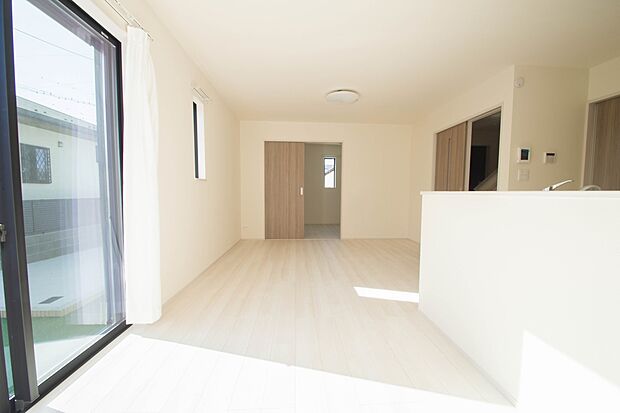 キッチンカウンターがあると配膳が楽なことがメリットの一つ。後片付けをするときも、ダイニングテーブルからあまり動かずに流し台へ運ぶことができるので便利です♪