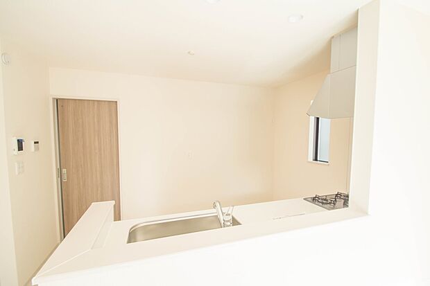 キッチン吊戸棚を無くす事によって、コミュニケーションを重視した設計に致しました。区画によって変わる一体感を、実際にご覧になって頂けましたらと思います。