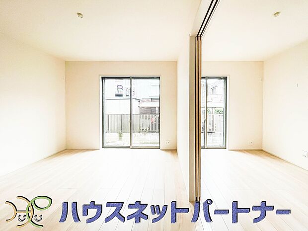 リビング横の洋室扉を開放して、パーティーの時は広々した空間造りもできますね。