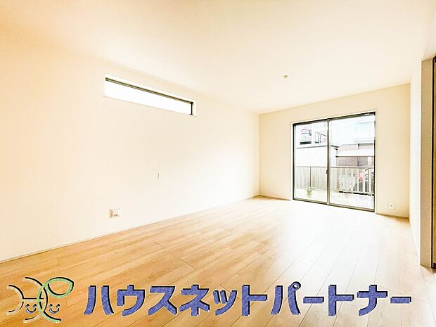 整然とした空間演出、快適な理想の暮らしの実現は家のみの拘りではなく、そこで暮らす方々にとって素敵な環境であることも挙げられると思います。四季折々の変化が奏でる鼓動を楽しんで下さい。