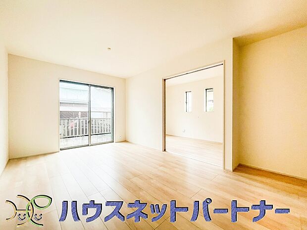 通風・採光に優れ、心地よい光と風が溢れています。 贅沢で豊かな居住性と、プライドを満たすクオリティが見事に調和した住空間。新築ならではの快適なひとときをご体感頂ける筈です。