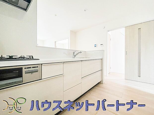 三口コンロで料理の幅を拡げてくれる使いやすいシステムキッチンを採用。洗い場も大きいので野菜や食器を洗ったりする際にも捗り、奥様の強い味方となってくれるはずです。