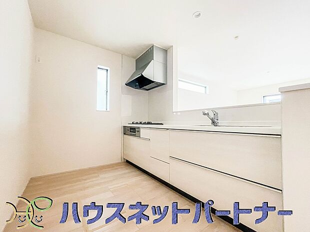 キッチン吊戸棚を無くす事によって、コミュニケーションを重視した設計に致しました。区画によって変わる一体感を、実際にご覧になって頂けましたらと思います。