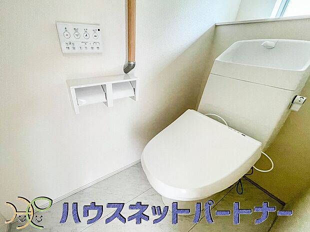 シャワー付きトイレは2ヶ所。安全性を考慮して手すりを付けています。