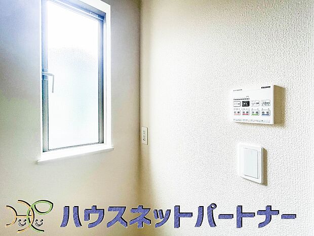 浴室暖房乾燥機。雨の日の部屋干しは乾きにくく、生乾きの臭いが気になります。浴室暖房乾燥機があればそんな心配はいりません。換気や暖房機能もあるのでカビの発生や寒い日のヒートショックも防ぎます。