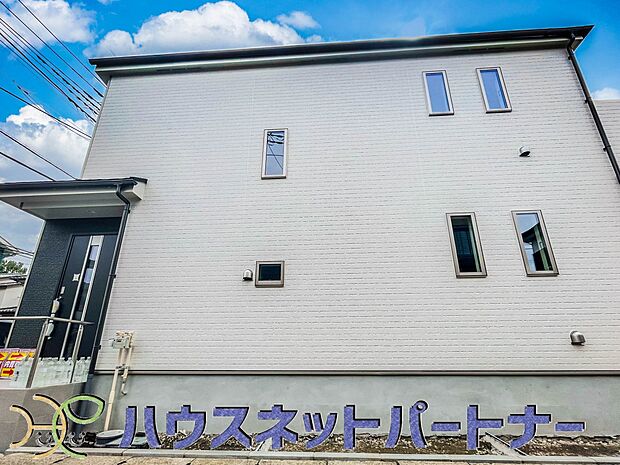 堂々たる趣ながら、主張し過ぎずどこか余裕を感じさせるシャープなフォルムで佇む邸宅は、晴天の空と照らし合わせる事で、本来あるべき完成形の姿を見せてくれます。