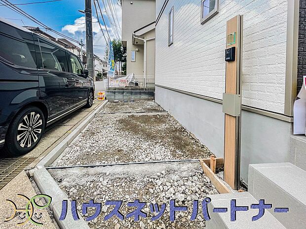 前面6m道路なので駐車も楽々。お買い物した後の荷物も楽々とお部屋へ。