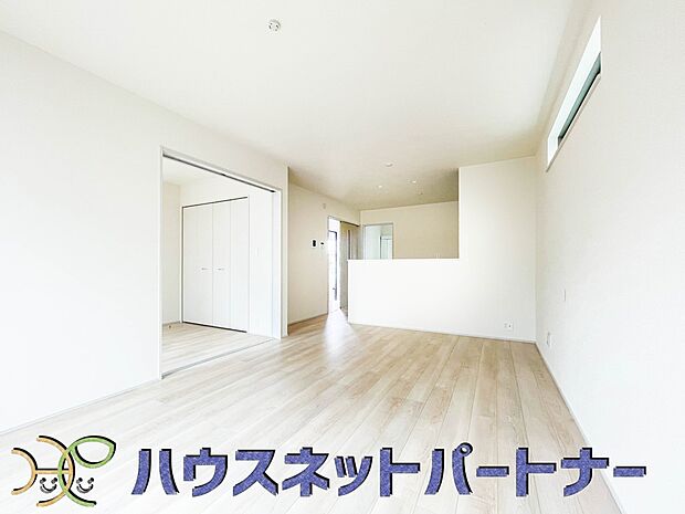 忙しい朝でも家族揃って食事をして頂ける、ゆとりある大きさのダイニングスペース。奥様の手料理をカウンター越しに受けとって頂き、テーブルで囲む素敵な時間を存分にお愉しみ下さい。