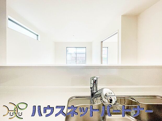 家族の様子を見ながらキッチンでお料理。一日の出来事を会話しながらの家事は嬉しいコミュニケーション。