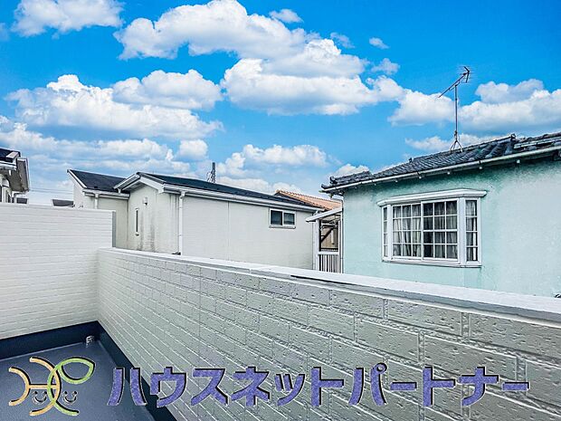 季節感を演出する多彩な樹木と豊かな彩りが重なり、四季折々の変化を楽しめる心地よい場所となることでしょう。時間の経過と共に味わいが出る素敵な空間へ。 