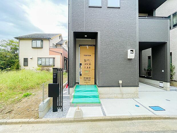 玄関の扉を開けるとそこは家族の待つお家。笑い声が聞こえてきそう。