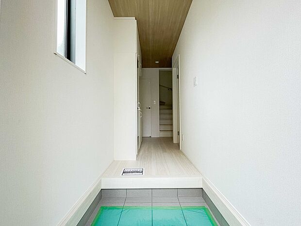 玄関扉を開くとゆったりとした空間。この感動を現地で是非体感してみて下さい。