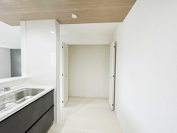 パントリー（食品庫）があり、常温保存できるパン、お米、調味料、缶詰など、日常的に使うものや未開封の食品の収納にぴったり。棚にものを並べて収納すれば、何が足りないのかひと目で確認できます。