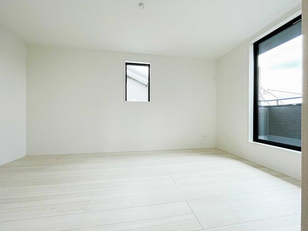 バルコニーに直接出入りできるお部屋です。ちょっと外の空気を吸いたい時や、ベランダでミニガーデニングなども楽しめそうです。