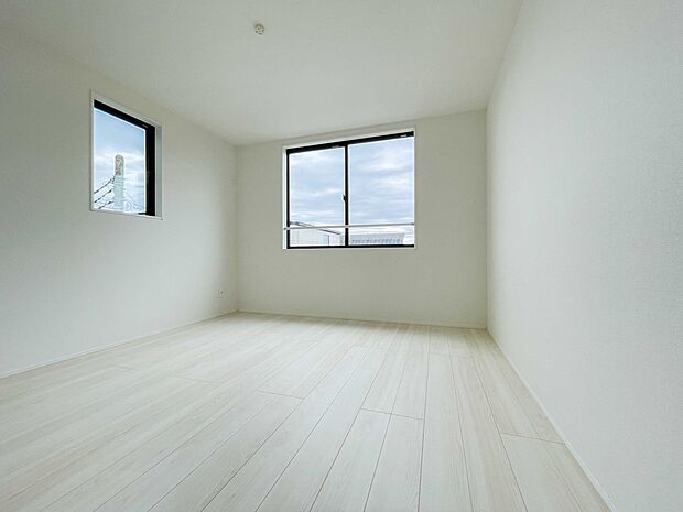 明るい窓のあるお部屋は子供部屋にぴったり。可愛い家具で素敵なお部屋に。