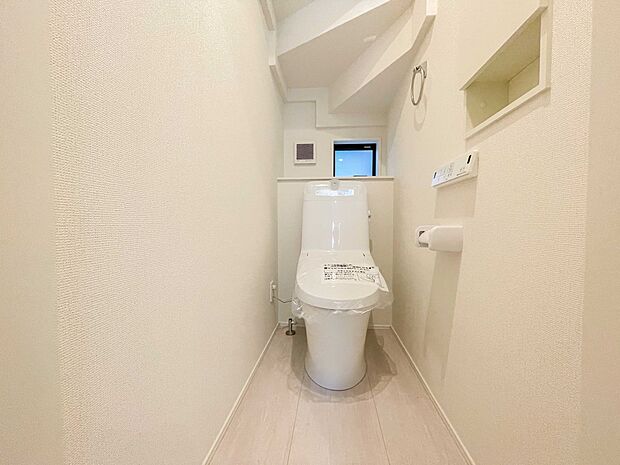 小窓を設置する事により明るく、通気性の良いトイレとなっております。中はゆとりのある大きさを確保しておりますので、ゆったりとお使い頂けます。 