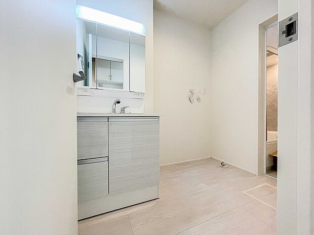 大きく見やすい三面鏡で清潔感ある洗面台は、身だしなみチェックや肌のお手入れに最適です。何かと物が増える場所だからこそ、スッキリと見映えの良い空間に拵えました。