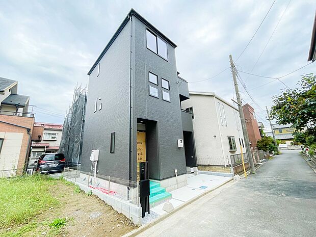 堂々たる趣ながら、主張し過ぎずどこか余裕を感じさせるシャープなフォルムで佇む邸宅は、晴天の空と照らし合わせる事で、本来あるべき完成形の姿を見せてくれます。