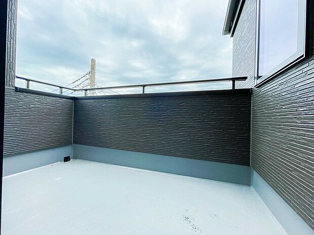 青い空が近くに感じるバルコニーは、爽やかな風をお部屋へ運んでくれます。