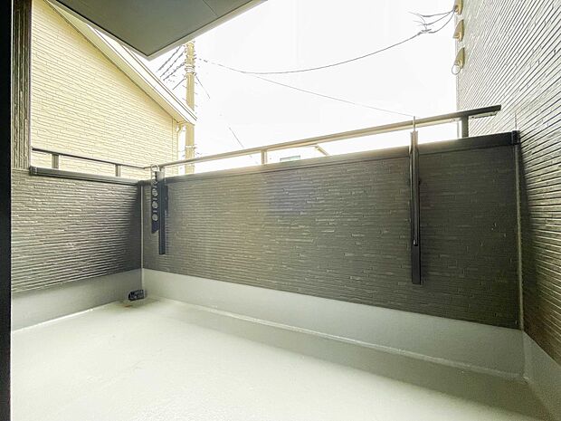 南バルコニーから差し込む陽光・通風は、住環境・快適性と共に有り続ける貴重な「財産」です。この新築戸建に住まう事で手に入れるものは、きっと日常にとっても貴重な存在となるはずです。