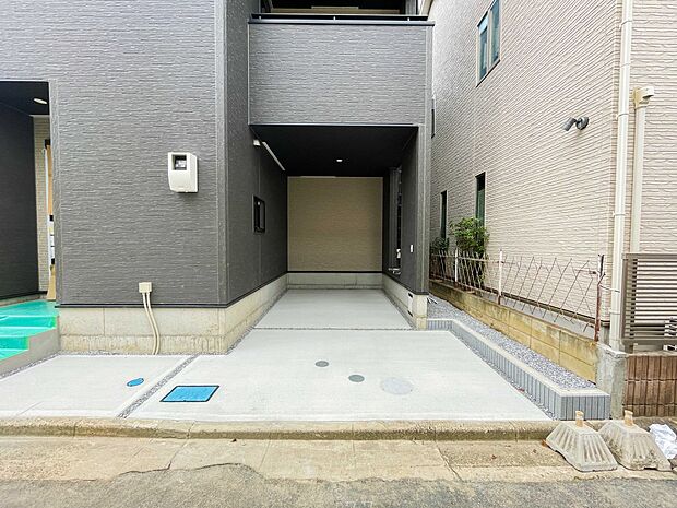 通勤や家族の送迎など、毎日の生活にマイカーが欠かせない方にとって駐車場は大事な条件。敷地内にカースペースがあれば、お出かけやお買い物の際の搬入出もらくらくです。