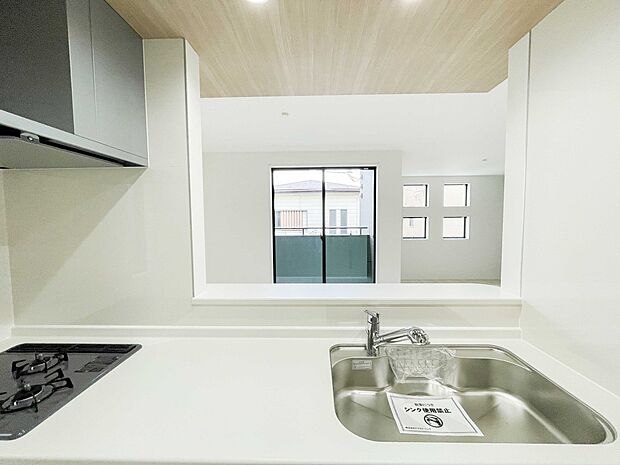 リビングは、食事スペースと寛げる場所設けてもまだ余裕の広さ。明るい光が照らしてくれます。