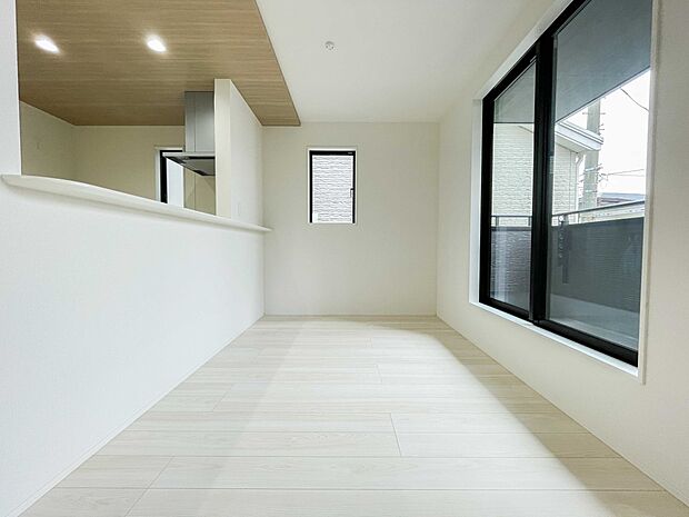 明るく開放的なダイニング。家族とのコミュニケーションが取りやすく、みんなの笑顔が溢れます