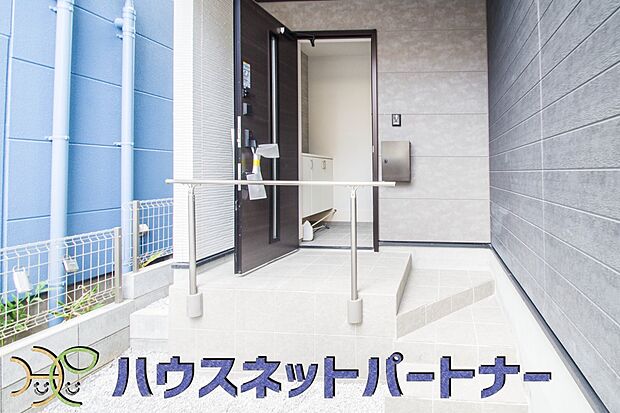 玄関の扉を開けるとそこは家族の待つお家。笑い声が聞こえてきそう。