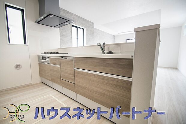 家族の様子を見ながらキッチンでお料理。一日の出来事を会話しながらの家事は嬉しいコミュニケーション。