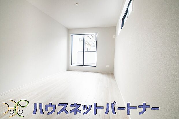 バルコニーに直接出入りできるお部屋です。ちょっと外の空気を吸いたい時や、ベランダでミニガーデニングなども楽しめそうです。