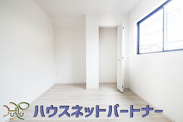 明るい窓のあるお部屋は子供部屋にぴったり。可愛い家具で素敵なお部屋に。