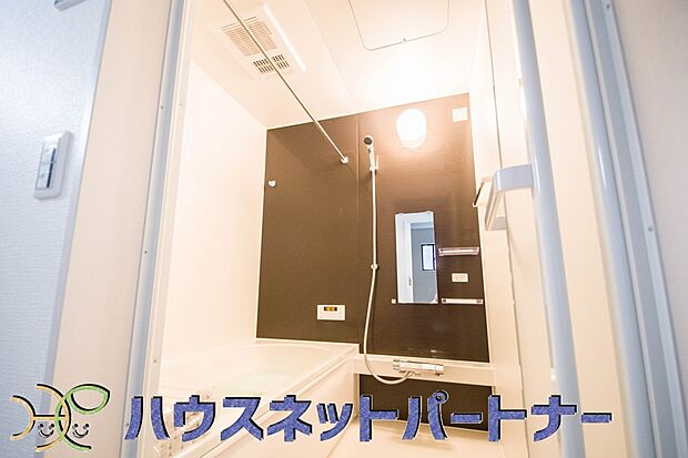 心地よいバスタイムを演出する浴室はゆとりあるサイズを採用。保温機能付き、汚れをはじく有機ガラス系の新素材を採用した浴室。美しく機能的な設備を採用。