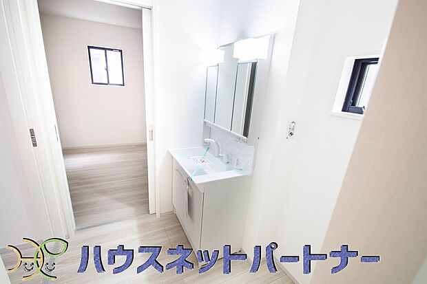 大きく見やすい三面鏡で清潔感ある洗面台は、身だしなみチェックや肌のお手入れに最適です。何かと物が増える場所だからこそ、スッキリと見映えの良い空間に拵えました。