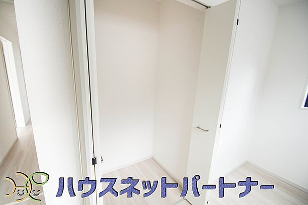 壁面クローゼットのメリットは、衣類が横一列に並ぶためひと目で洋服が選びやすいこと。衣類をたくさんお持ちの方も、限られたスペース内に無理なく収納することができます。