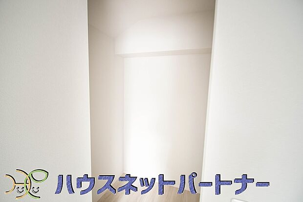 たくさんの洋服をかけてもシワになりにくいウォークインクローゼット。洋服以外にも、普段使わない家電やスーツケース、ストック品など何でも片付く嬉しい空間です。