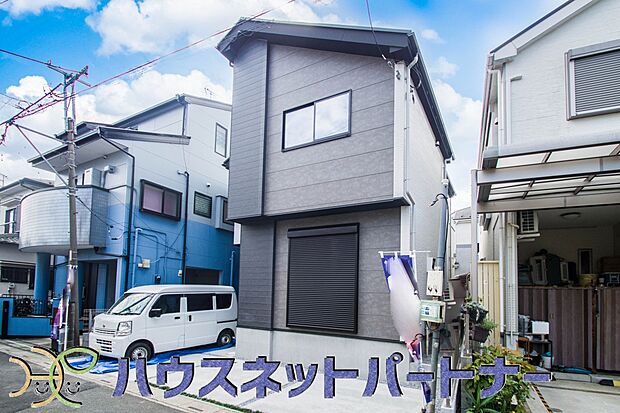 堂々たる趣ながら、主張し過ぎずどこか余裕を感じさせるシャープなフォルムで佇む邸宅は、晴天の空と照らし合わせる事で、本来あるべき完成形の姿を見せてくれます。