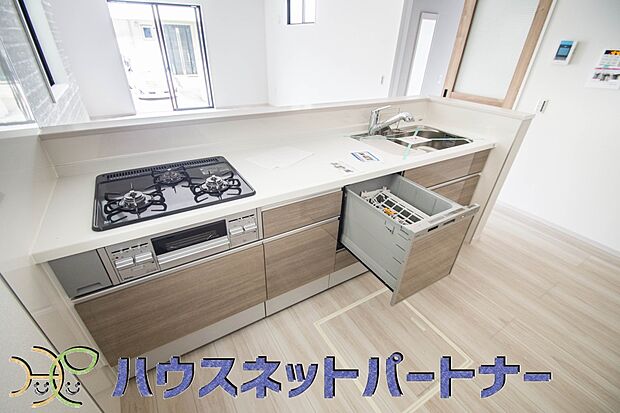 家族の様子を見ながらキッチンでお料理。一日の出来事を会話しながらの家事は嬉しいコミュニケーション。