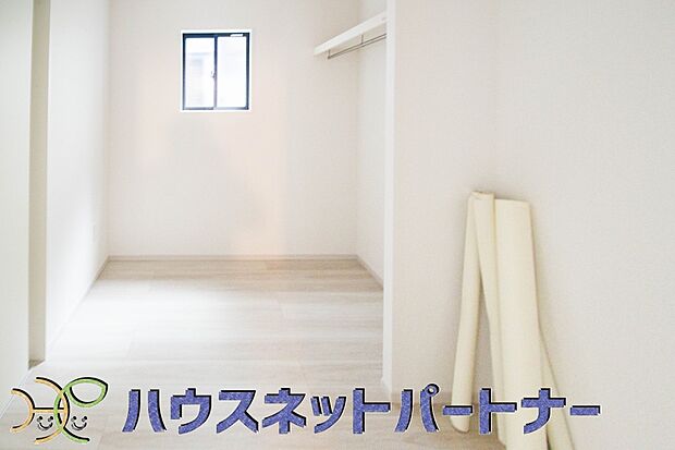 パントリー（食料庫）常温保存できるパン、お米、調味料、缶詰など、日常的に使うものや未開封の食品の収納にぴったり。棚にものを並べて収納すれば、何が足りないのかひと目で確認できます。