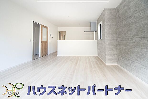 リビングは、食事スペースと寛げる場所設けてもまだ余裕の広さ。明るい光が照らしてくれます。