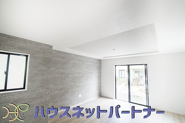 忙しい朝でも家族揃って食事をして頂ける、ゆとりある大きさのダイニングスペース。奥様の手料理をカウンター越しに受けとって頂き、テーブルで囲む素敵な時間を存分にお愉しみ下さい。