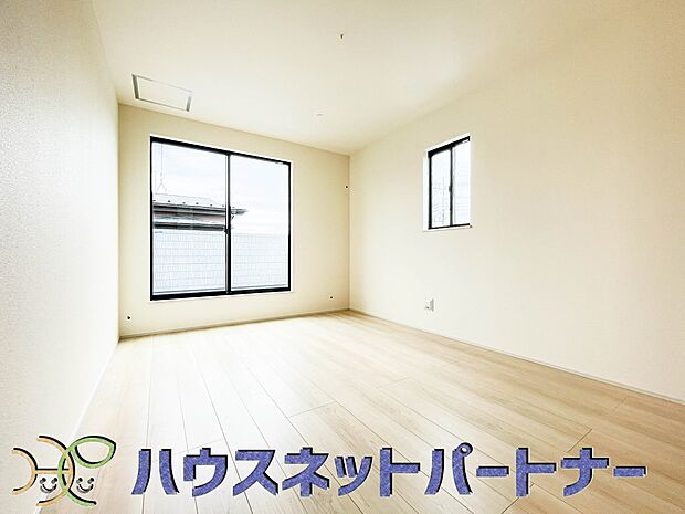 柔らかな光り差し込む家族に優しい洋室は子供部屋にぴったり。