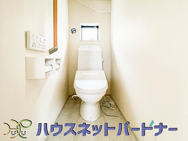 明るい窓から光が差し込むトイレはシャワー付き。癒しの空間になります。