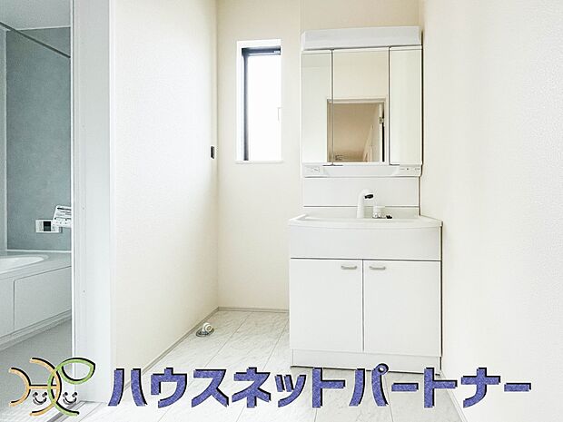 ミラーを手前に引けば、楽な姿勢で髭剃りやメイクができます。合わせ鏡にすればヘアスタイルのチェックもラクラク。洗面化粧台のミラー裏にはたっぷり入る収納スペースを設けています。　