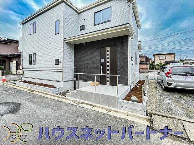 街に溶け合う美しい景観と、採光や風通しを考えて設計された間取り。近隣の視線を考え調整した窓位置など、外観だけでなく、住まうご家族の心地よさを最優先しました。