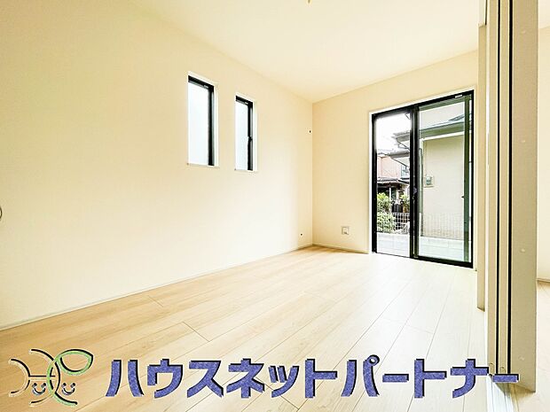 リビングの隣に個室があれば、家族の様子を感じ取りながら家事をすることができます。お子様も親の存在が身近になることでお互いに安心感が生まれ、自然と会話の量が増えていきます。