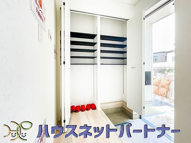 大型のシューズボックスには靴やブーツ、サンダルはもちろん、ハンカチや手袋、バック類などのお出かけ用品、印鑑や朱肉なども収納可能です。