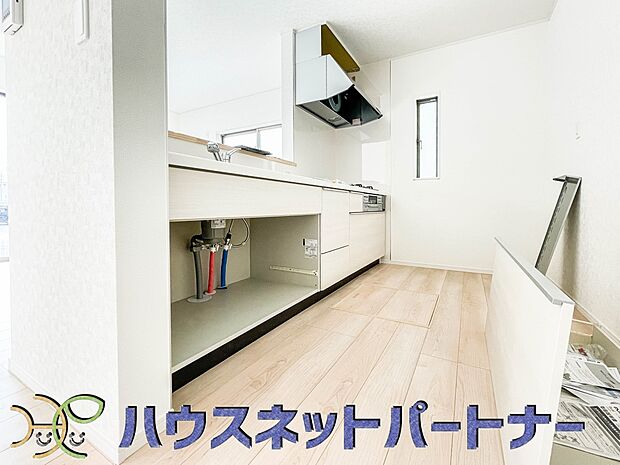 カウンターキッチンは広くて収納力もあるので、快適に料理をすることができます。食器や炊事用具を手の届くところに配置しやすいため調理もスピーディーです。