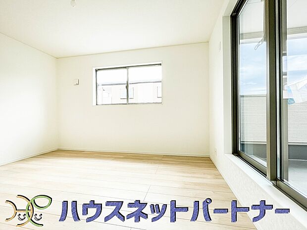 ベッドを置いて主寝室をイメージ。それでも広々してますね。