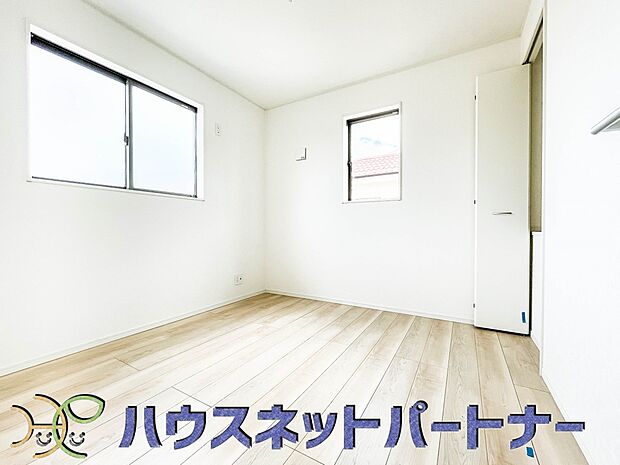柔らかな光り差し込む家族に優しい洋室は子供部屋にぴったり。