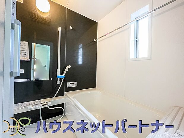 心地よいバスタイムを演出する浴室はゆとりあるサイズを採用。保温機能付き、汚れをはじく有機ガラス系の新素材を採用した浴室。美しく機能的な設備を採用。